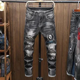 Herr jeans trasiga hål broderade blyerts smala män byxor avslappnade tunna denim byxor klassiska cowboys ung man