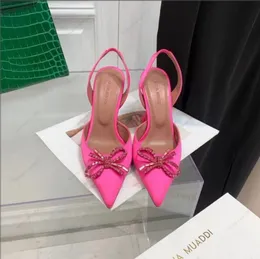 Designer de luxo Amina Muaddi Sandálias femininas Couro de couro saltos altos de 10 cm de diamante decoração de seda casamento sexy de banquete feminino rosa tênis de cetim vermelho