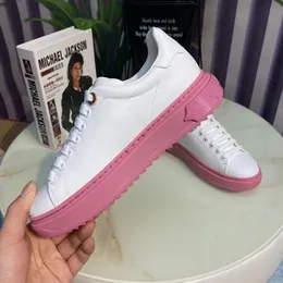 2022 diseñador de marca superior clásico en relieve moda mujer pequeños zapatos blancos damas zapatillas casuales cuero genuino KMKJK468564