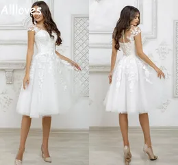 Una linea Abiti da sposa corti Sheer Jewel Neck Maniche ad aletta Boho Pizzo Appliqued Abiti da sposa da giardino Lunghezza al ginocchio Tulle Bottoni Indietro Sposa Abito da secondo ricevimento CL0172