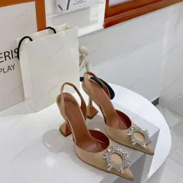 Lyxdesigner Amina Muaddi Womens Sandals Leather Sole Designer High Heels 10cm Diamond Chain Decoration Silk Wedding Sexig bankettkvinnor Beige Satin Shoes