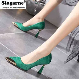 2022 Новая женщина розовые насосы роскошные дизайнер металл заостренные шпильки мелководье одиночные туфли высокие каблуки женщины зеленые вечеринка H220426