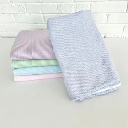 70 * 150cm Seersuckerのビーチタオル速乾性刺繍長方形タオルの光素材のBeachtowelの屋外活動の供給