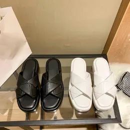 Flipers de sola espessa simples feminino Triângulo Lattice Sandal Couro PU Verão Branco Branco Mulheres ao ar livre Andela de areia de luxo de luxo Flip Flip Flip