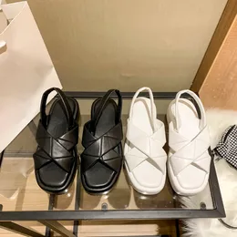 Med låda Quiltat Nappa Läder Crisscross Flatform sandaler Svart vit lyx toffel dam skor platta floppar sommar rutschbanor mode strand dam designer sandal