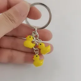 20st/parti diy söt liten gul akryl plast anka nyckel kedja dansande anka nyckelchain par kvinnor vän presentväska hänge tillbehör nyckelring
