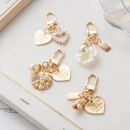 Kvinnor flickor glänsande guld hjärtskal charm conch kärlek hänge nyckelring remm mode eleganta pärlor nyckelkedja handväska hängande hänge nyckelning