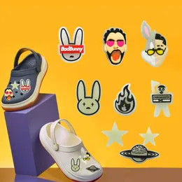 1-9 Adet Kötü Bunny Ayakkabı Charm Koyu Kıçında Parlayan Charm Işık Up Aksesuarları Croc Ayakkabı için Porto Riko Latin Şarkıcı Toptan