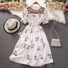 Novo design de verão feminino com decote em bico flores bordado manga curta faixa cintura alta midi vestido longo grande expansão