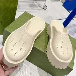 Womens Platform Perforated Sandal utvecklas varje säsong här Monogram har formen av ett utskärningsmönster på dessa vita gummisandaler skumslippare