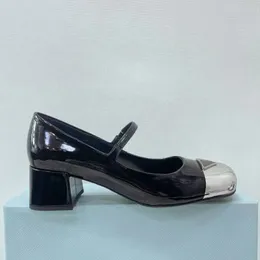 2023 novo verão novo triângulo fivela cabeça redonda couro saco de cabeça de ferro Mary Jane sapatos femininos seção fina perfuração completa cinto de gás banquete salto alto 5cmSandálias