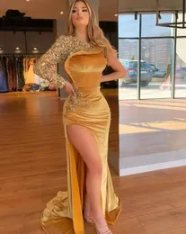 Sexig One Shoulder Gold Evening Dresses 2022 Långärmad Mermaid Prom-kappor för kvinnor Sequin Velvet Split Party Dress Bes121