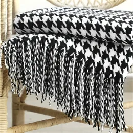 Classic Black and White Houndstooth Sofa Throw Blanket With Tassels Decorative Couch Blanket Bed Runner Blanket Bed Cover 220527