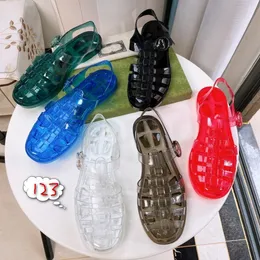 Män lyxiga platta sandaler sommarmens kvinnor glider designer gummi loafers strand skor mode metall hästbitar sandaler storlek 35-45 med låda