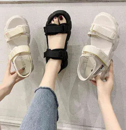Sandals 2022 Nieuwe Sport Sandalen Vrouwen Zomer Koreaanse Mode Dikke Bodem Studenten Veelzijdige Antislip Klittenband Strand Schoenen 220427
