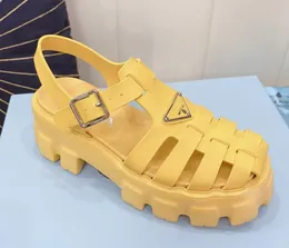 Mode Populär Romerska Vår och Sommar 2022 Plattljus Sandaler Moderna och bekväma tjocka klackar Kvinna Beach Tofflor