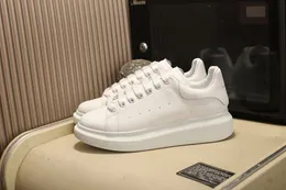 2022 Kvinnor män klassiska andningsbara sneakers mode märke casual skor unisex fritid lägenheter skor älskare skor storlek 35-46