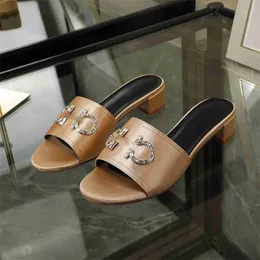 2023 Topsinglelling Brand Ladies General High High Heel Slippers Classic Luxury Sandals Designer Women's Summer Walking أحذية غير رسمية للفتاة المتسكعون