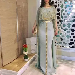 Marokkanische Kaftan-Abendkleider mit Cape, Meerjungfrau, formelle Event-Kleider, Goldapplikationen, Kristalle, Perlen, Abschlussballkleidung für das arabische Dubai