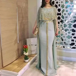 Marokkanische Kaftan-Abendkleider mit Umhang, Meerjungfrau, formelle Event-Kleider, Goldapplikationen, Kristalle, Perlen, Abschlussballkleidung für das arabische Dubai