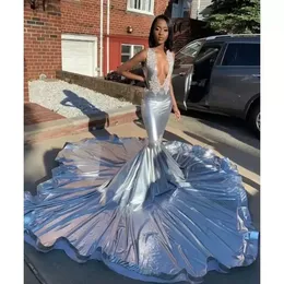 2022 Silver Mermaid Prom Dress Pluging V Collo Cristalli in rilievo Paillettes Camera Blocco Treno senza maniche Bling Abiti da festa lunga