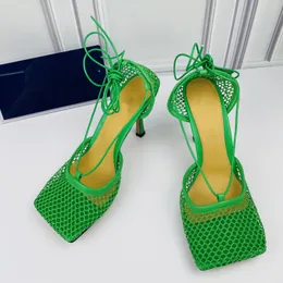 2022 Дизайнерские женские сандалии высокие каблуки Sparkle Streench Fashion кожаный страт сетки сетки Сандалии Свадебные платья.