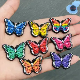 50pcs Toptan Pvc Mix Butterfly Bahçe Ayakkabı Aksesuarları Ayakkabı Dekorasyonları Fit Croc Jibz Charm Çocuk Doğum Günü Sunumlar 220706