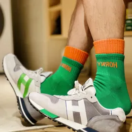 Herrstrumpor män kalcetines hombre basket meias masculina casual mode bomullsocka svett sport mellangetter brev strumpare