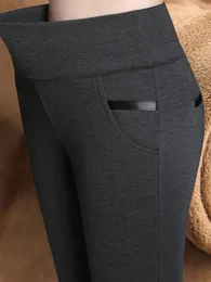 Garemay Kobiety zimowe ciepłe spodnie aksamitne grube spodnie w wysokim talii Elastyczne w średnim wieku matka rozciągająca proste spodnie 5xl 220725