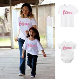 Familjmatchande kläder Mor och dotter T-shirt Mamma lika t-shirts älskar tryckt tee-skjorta kvinnor barnflickor kroppsuppsättningar