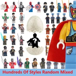 Building Block Toys Minifig Toy Centinaia di stili Personaggi dei cartoni animati Assemblaggio di piccole particelle Phantom Ninja Doll Pollo che mangia Regali casuali