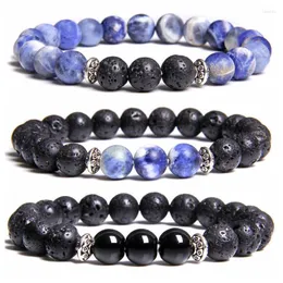 Pärlsträngar naturliga stenblå sodalitpärlor armband män svart chakra yoga vulkanisk lava charm smycken för kvinnor gåva fawn22