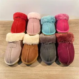 2022 Vendita calda Stile di design classico 51250 Mantieni calde pantofole Pantofole da neve in pelle di pecora in pelle di capra Pantofole da donna uomo