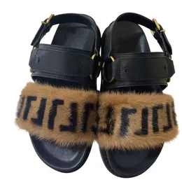 Sandalias para mujeres de diseño de alta calidad Marrin Mink Fur Sandalias Flat F Letter Bloque Tobado Diapositivas Estilo de calzado romano Forma Forma Circle Hebilla Strapa