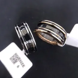 Anello in stile Europa America Uomo Donna Donna Acciaio inossidabile con lettere incise Inserti in ceramica nera opaca Due bande Amanti in oro 18 carati Anelli stretti