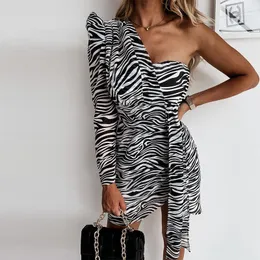 Vestidos Casuais Estampado Zebra Um Ombro Faixas Vestido Feminino Magro Irregular Mini Outono Sexy Manga Longa Senhoras Vestidos de Festa 2022