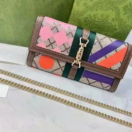 バッグデザイナーは、傾斜バッグチェーンバッグ財布を設計しました。