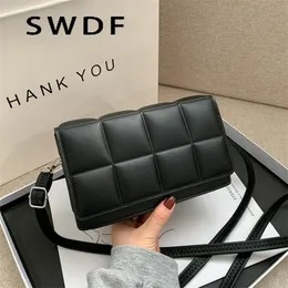 SWDFスプリングトレンドワイルドショルダーファッション格子縞の女性女性デザインメッセンジャースモールスクエアバッグラグジュアリーハンドバッグ220630