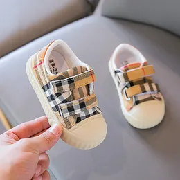 Dzieci Buty płócienne Designer Plaid Baby Baby Walkers Buty dla chłopców Dziewczyny Lekkie miękkie, niestosowne trampki, swobodne trampki Wygodne i miękkie