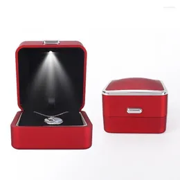 Smyckespåsar Väskor Listar Red Pendent Packaging Box med LED för lyxiga kvinnliga örhängen Ring Smyckeshållare Lover Engagement Present Wynn22