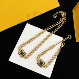 Zestawy biżuterii projektant naszyjnik dla mężczyzn bransoletki z klipsami do uszu kolczyki damskie luksusowy złoty wisiorek bransoletka Chain Link emalia pudełko na garnitur 2022