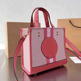 2022 Högkvalitativ handväskor Designer Kvinnor Totes Fashion Brand Shopping Väska stor kapacitet axelväskor Metallfot design