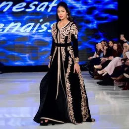 Vestidos de noite de noite de veludo preto Caftan Kaftan Velvet Apliques de renda dourada de manga comprida