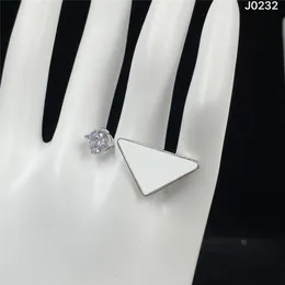 Anillo de diamante triangular de Metal elegante para mujer, anillos con letras de cristal, anillo abierto de diamantes de imitación para fecha de fiesta con caja de regalo