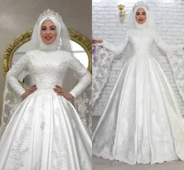 Dubai Arabisch bescheidene muslimische Brautkleider in A-Linie, langärmelig, hoher Juwelenausschnitt, Spitzenapplikation, Perlen, bodenlange Perlen, Satin-Brautkleider mit Hijab-Roben