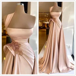 Elegant en axel satin En linje Prom Dresses 2022 Beaded Ruched High Split Sweep Train Formell Party Evening Gowns BC10965