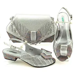 Dress Shoes Nigerian New Arrival Italian Design Fashion Butterfly Kont Style Silver Color Wedding Party Women and Bag Set 220722