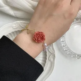 أساور سحر PC Rose Flower Retro Baroque Pearl Bracelet الكورية المزاج الأبيض المجوهرات الحلو