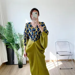 Lässige Kleider Frau Leopardenmuster Kleid Miyake Plissee Fashion High Street V-Ausschnitt Fledermausärmel Lose Plus Size Mid-Calf TideCasual