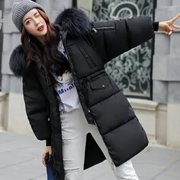女性のダウンパーカー冬の綿のジャケット女性のためのフード付きコート大きな毛皮ロングネック雪女性厚いアーミーグリーンの上着 Stra22